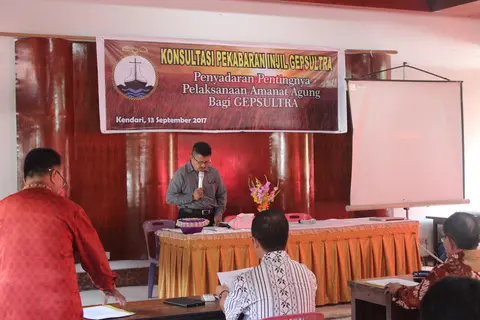 Pdt. Drs. Imanuel Kaluasa memimpin ibadah pembukaan